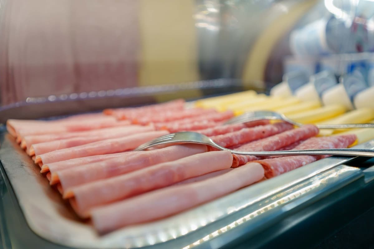 Tagliere di affettati e formaggi locali