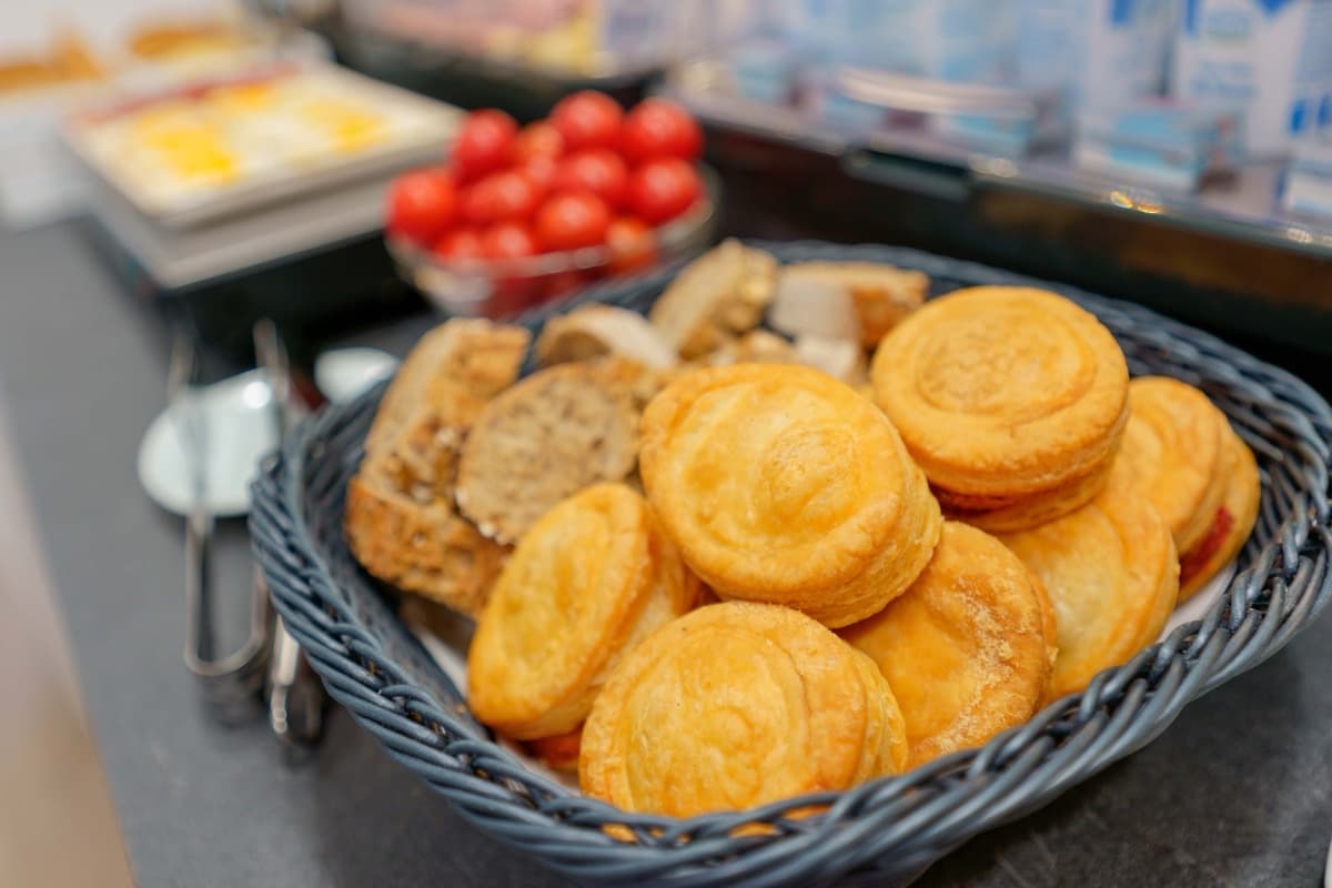 Buffet colazione con prodotti tipici sardi