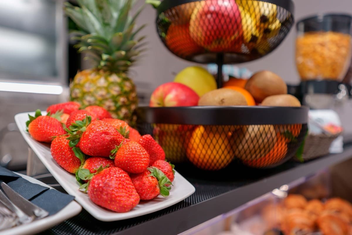 Colazione con cappuccino e cornetti freschi
